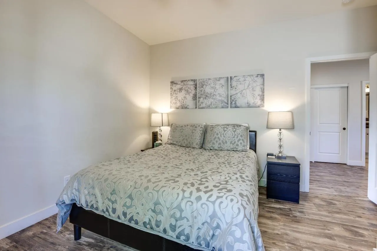Updated Las Vegas House Patio And Solar Heated Pool Holiday home