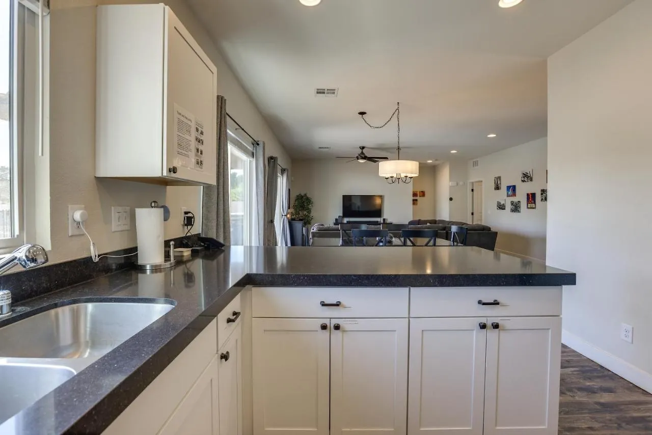 Updated Las Vegas House Patio And Solar Heated Pool Holiday home