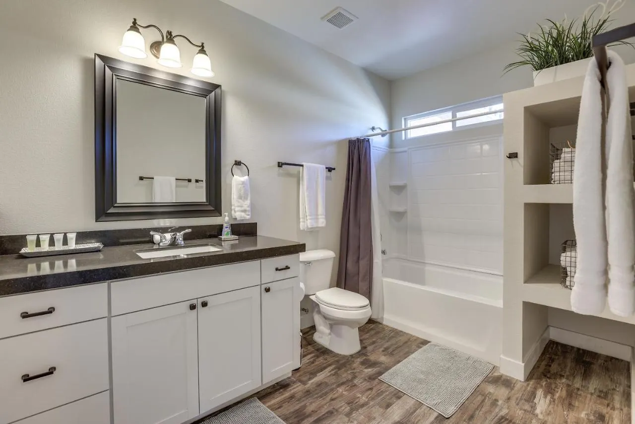 Holiday home Updated Las Vegas House Patio And Solar Heated Pool
