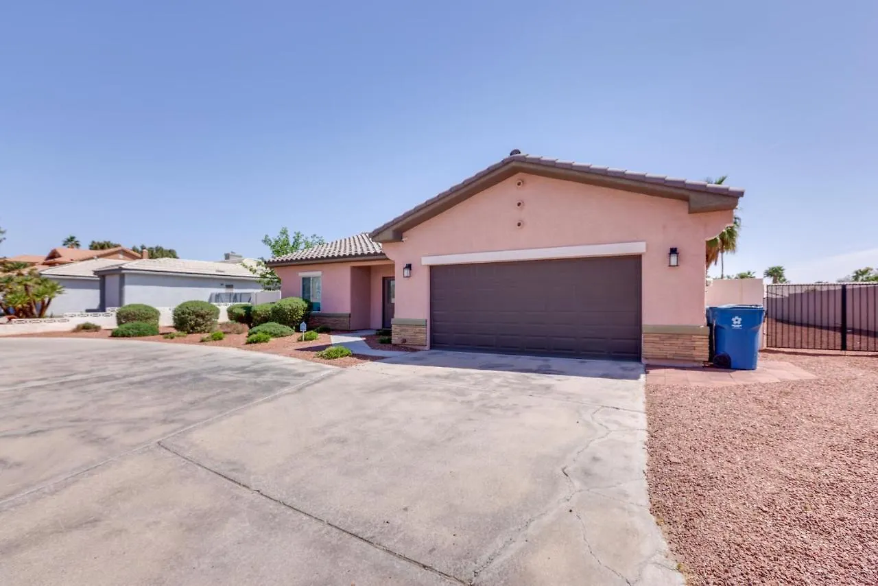 Updated Las Vegas House Patio And Solar Heated Pool Holiday home